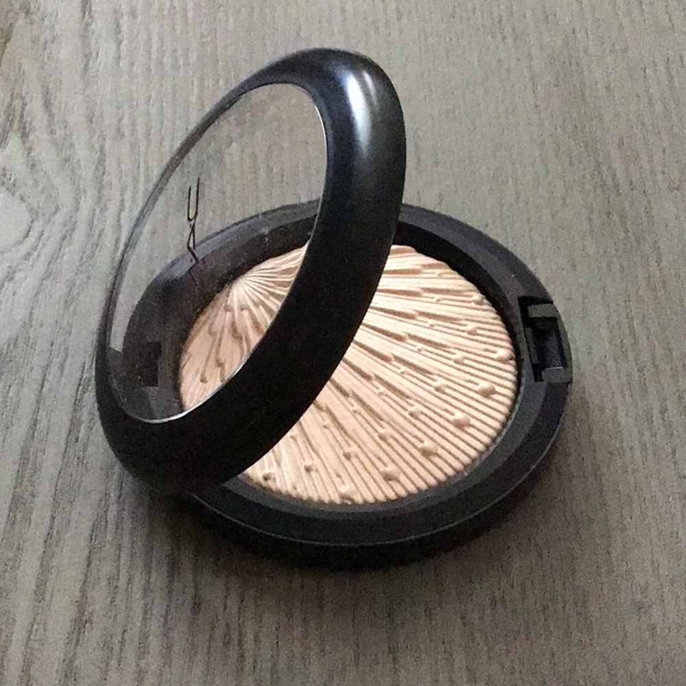 MAC DOUBLE GLEAM EXTRA DIMENSION SKINFINISH